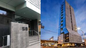 メルボルンにあるSouthbank 2BR Apartment Steps from Crown Casinoの側面に看板がある高い建物