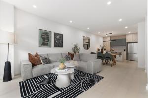 un salon avec un canapé et une table dans l'établissement The Otto Apartments by Urban Rest, à Evandale