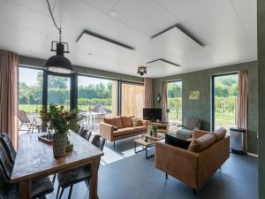 una sala de estar con una mesa y sillas en Holiday Home in Vrouwenpolder near Beach, en Vrouwenpolder