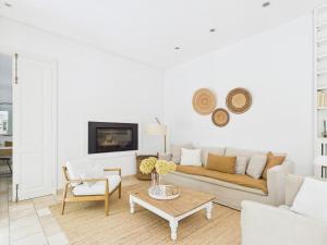 Μια τηλεόραση ή/και κέντρο ψυχαγωγίας στο Superbe Maison Climatisée avec Piscine au Cœur de Maussane - Proche Commerces et Activités! - FR-1-599-83