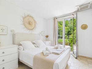 Ένα ή περισσότερα κρεβάτια σε δωμάτιο στο Superbe Maison Climatisée avec Piscine au Cœur de Maussane - Proche Commerces et Activités! - FR-1-599-83 +17 φωτογραφίες