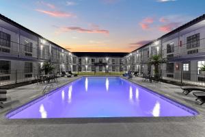 Bazén v ubytování Baymont by Wyndham San Antonio Near Lackland AFB nebo v jeho okolí