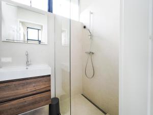 Oud-AdeにあるHoliday Home in Oud Ade near Kaag Lakesのシャワーと洗面台付きのバスルーム +18枚の写真