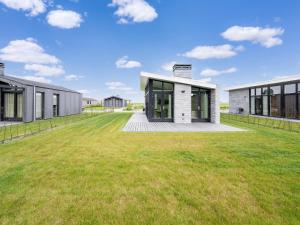 Oud-AdeにあるHoliday Home in Oud Ade near Kaag Lakesの前方の芝生の家