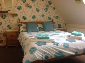 A bed or beds in a room at Cleasewood Guest House 