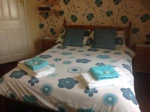 A bed or beds in a room at Cleasewood Guest House 