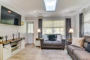 O zonă de relaxare la Hot Tub and Fenced Yard Tranquil Home in Valrico!