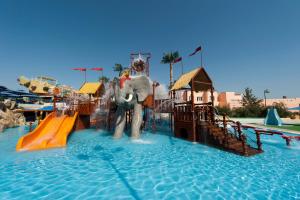 um elefante num escorrega aquático num parque aquático em Diar Lemdina Hotel em Hammamet