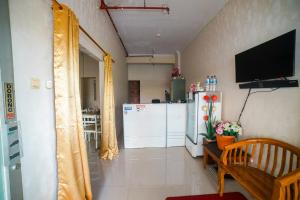Televiisor ja/või meelelahutuskeskus majutusasutuses Cibubur Village Apartment Kaisar Property by MHM