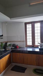 Kuchyň nebo kuchyňský kout v ubytování Purayilhomestay