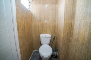 Vannituba majutusasutuses Cibubur Village Apartment Kaisar Property by MHM