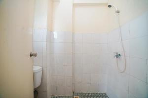Vannituba majutusasutuses Cibubur Village Apartment Kaisar Property by MHM +25 fotot