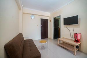 Televiisor ja/või meelelahutuskeskus majutusasutuses Cibubur Village Apartment Kaisar Property by MHM