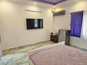 TV a/nebo společenská místnost v ubytování Lavender suite by Indiranagar Metro