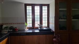 Kuchyň nebo kuchyňský kout v ubytování Purayilhomestay