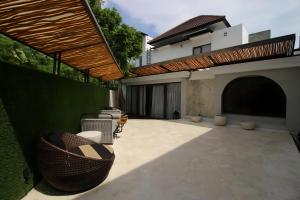 En terrasse eller udendørsområde på Villa Maisha by REJA Villas