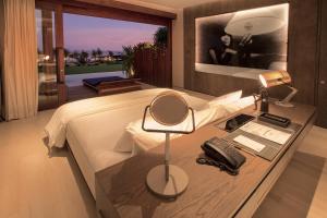 Un televizor și/sau centru de divertisment la Hotel Komune and Beach Club Bali