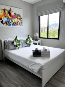 ein großes weißes Bett in einem Schlafzimmer mit Fenster in der Unterkunft B9 Ватсап669З5В2I976 in Nai Yang Beach