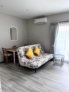 ein Wohnzimmer mit Sofa und Tisch in der Unterkunft B9 Ватсап669З5В2I976 in Nai Yang Beach + 28 Fotos