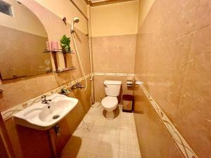 un piccolo bagno con un water e un lavandino di Nice Guesthouse a Phnom Penh