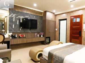 TV a/nebo společenská místnost v ubytování Queen Luxury Hotel