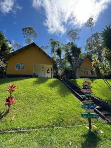 Κήπος έξω από το Belo Canto Chalés