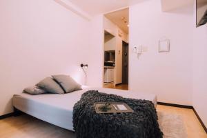 Dormitorio blanco con cama y bandeja en Minimalist Loft 8 Namba Compact Studio and Gym MA801, en Osaka