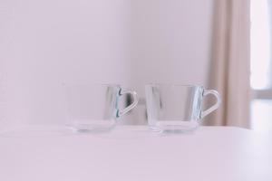 Dos tazas de vidrio colocadas en un estante en Minimalist Loft 8 Namba Compact Studio and Gym MA801, en Osaka 13 fotos más