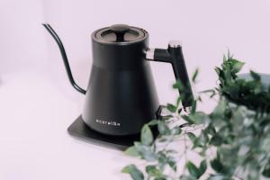 Una tetera negra sobre una mesa junto a una planta. en Minimalist Loft 8 Namba Compact Studio and Gym MA801, en Osaka 14 fotos más