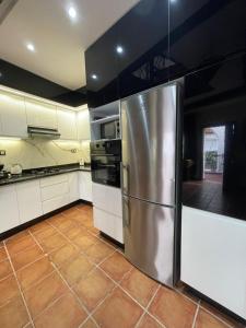 卡萨布兰卡Apartment in a beachfront complex的厨房配有不锈钢冰箱 更多17张照片