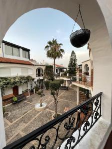 卡萨布兰卡Apartment in a beachfront complex的从房子的阳台上看到的庭院景色