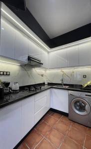 Apartment in a beachfront complex的厨房或小厨房