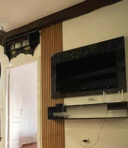 Apartment in a beachfront complex的电视和/或娱乐中心