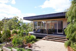ein modernes Haus mit schwarzem Dach in der Unterkunft Pandora - Yarra Valley in Healesville