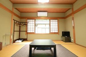 TV a/nebo společenská místnost v ubytování 高野山 宿坊 光明院 -Koyasan Shukubo Komyoin-