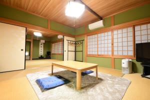 TV a/nebo společenská místnost v ubytování 高野山 宿坊 光明院 -Koyasan Shukubo Komyoin-