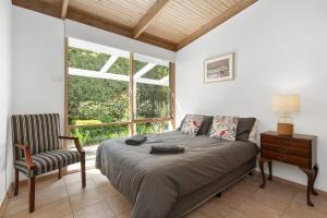 En eller flere senge i et værelse på Garden Cottage - Somers