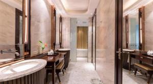 a large bathroom with a sink and a shower at Shaoxing Yintai Hotel in Shaoxing +120 photos