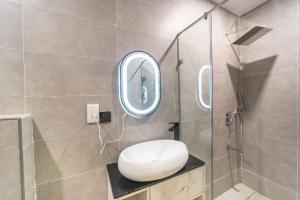 un baño con inodoro y espejo en D8/Airport Proximity Comfort, en Otele 20 fotos más