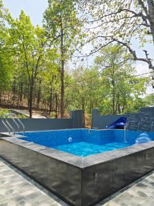 Πισίνα στο ή κοντά στο Forest Retreat Khalanga
