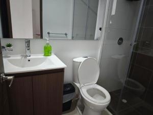 un bagno con wc, lavandino e doccia di Suite Privada, Aire Acondicionado, Balcon y Piscina a Villeta