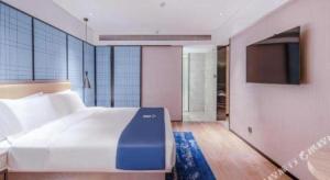 南寧市にあるEcharm Hotel Nanning Qingxiu Mountainの大きなベッドと薄型テレビのある寝室 +147枚の写真