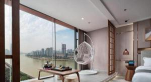 1 dormitorio con ventana grande con vistas al río en Xiangsu Boang Hotel, en Chongqing
