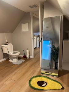 Ένα μπάνιο στο Lovely Loft Apartment