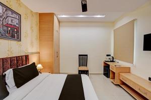 Postel nebo postele na pokoji v ubytování Hotel Caves Plaza Inn Near Delhi Airport