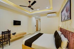 Postel nebo postele na pokoji v ubytování Hotel Caves Plaza Inn Near Delhi Airport