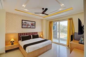 Postel nebo postele na pokoji v ubytování Hotel Caves Plaza Inn Near Delhi Airport