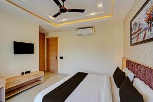 Postel nebo postele na pokoji v ubytování Hotel Caves Plaza Inn Near Delhi Airport