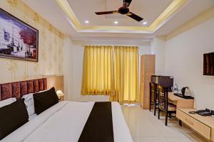 Postel nebo postele na pokoji v ubytování Hotel Caves Plaza Inn Near Delhi Airport