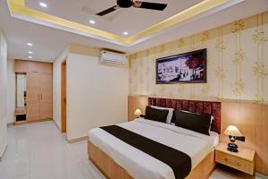 Postel nebo postele na pokoji v ubytování Hotel Caves Plaza Inn Near Delhi Airport